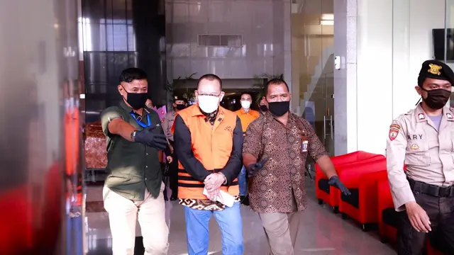 Mantan Sekretaris Mahkamah Agung (MA) Nurhadi diborgol dan mengenakan rompi tahanan KPK, Selasa (2/6/2020). (dok KPK)