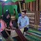 Direktur BTPN Syariah, Fachmy Achmad bersama nasabah.