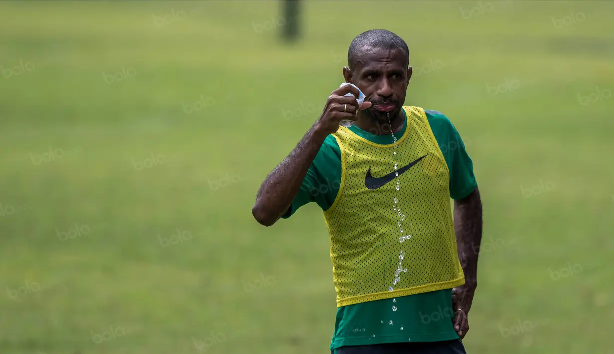 Penyerang Timnas Indonesia, Boaz Solossa, melepas dahaga senabis latihan di Lapangan SPH Karawaci, Banten, Minggu (11/12/2016). (Bola.com/Vitalis Yogi Trisna)