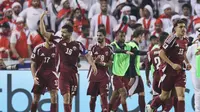 Boualem Khoukhi melakukan selebrasi setelah mencetak gol pembuka ke gawang Uni Emirat Arab dalam laga kualifikasi Piala Dunia 2026 antara Qatar dan Uni Emirat Arab di Hamad Bin Jassim Stadium, Doha, 15 Oktober 2025. (AP Photo/Hussein Sayed)