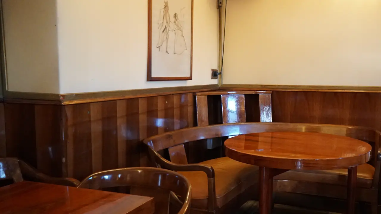 Bangku barisan belakang atau pojok menjadi lokasi favorit Ernest Hemingway saat menghabiskan waktu di Harry's Bar. (Liputan6.com/Marco Tampubolon)