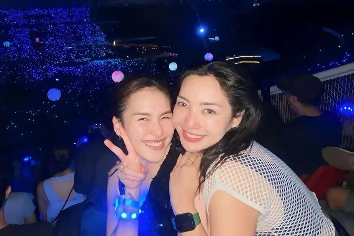 Potret Ayu Ting Ting Perdana Nonton Konser Coldplay