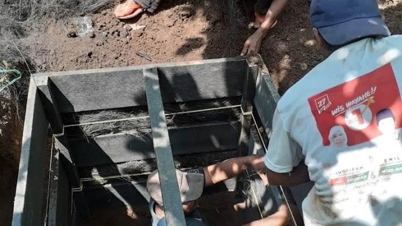 Pembuatan sumur resapan bijak berplastik sistem bongkar pasang (Foto: Istimewa).