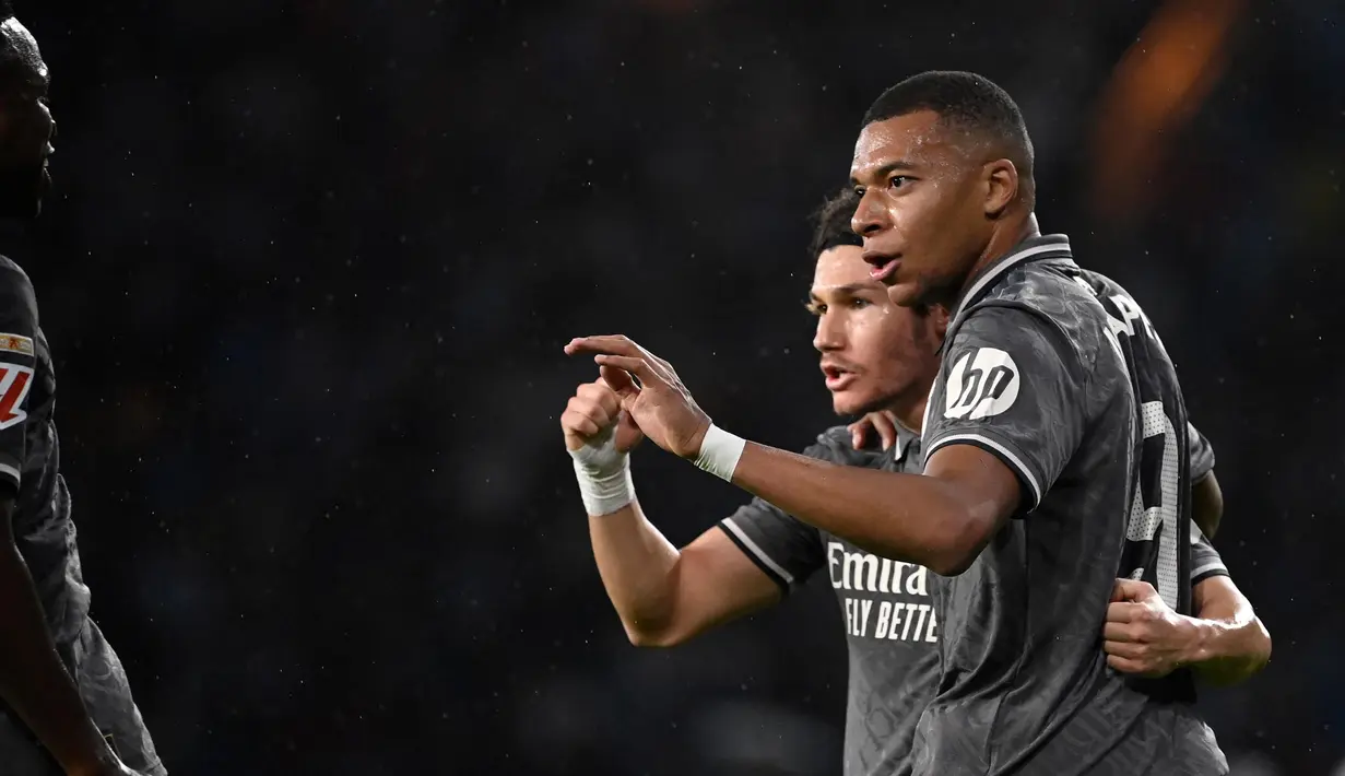 Tampil dominan, Real Madrid membuka gol kemenangan pada menit ke-20 lewat tendangan keras terarah dari pemain depan Kylian Mbappe. (MIGUEL RIOPA/AFP)