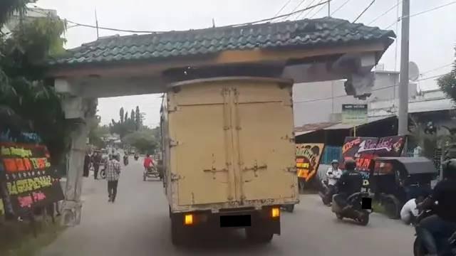 10 Potret Mobil Angkutan Barang dengan Muatan Nyeleneh Ini Bikin Heran