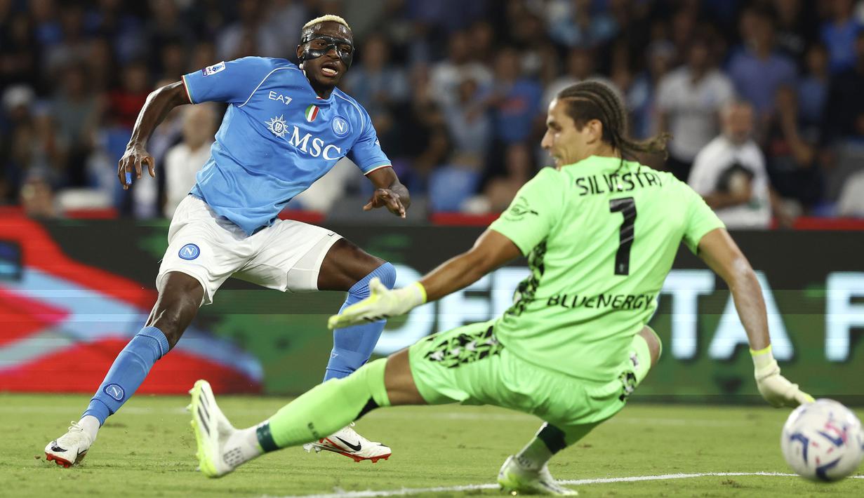 Pemain Napoli, Victor Osimhen, mencetak gol ke gawang Udinese pada laga liga Italia di Stadion Diego Armando Maradona, Kamis (28/9/2023). Napoli menang dengan skor 4-1. (Alessandro Garofalo/LaPresse via AP)