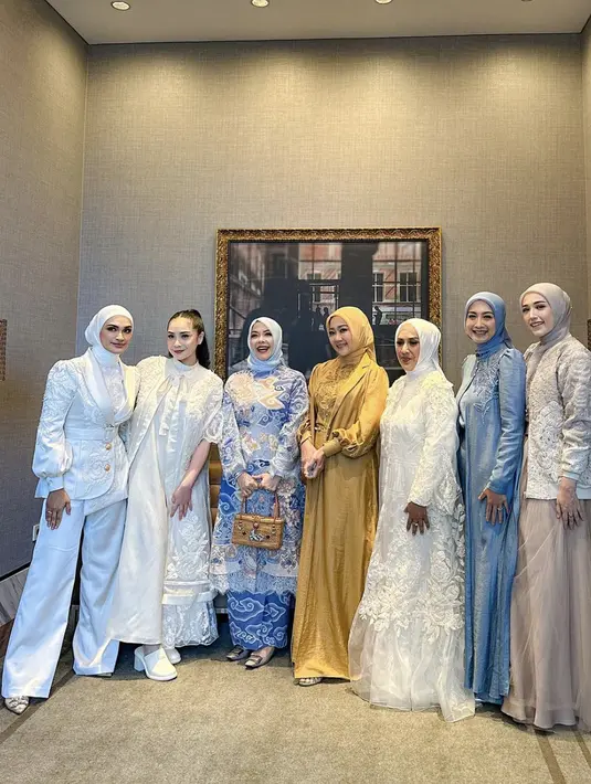 Nagita dan Putri Zulhas tampak kompak dan anggun dengan modest wear. Putri tampak kenakan blazer, sedangkan Nagita kenakan abaya berlapis dengan material brokat yang begitu cantik. [Foto: Instagram/ Putri Zulhas]