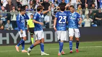 Nico Paz dari Como, tengah kiri, merayakan gol kedua timnya bersama rekan satu timnya dalam pertandingan Serie A antara Como dan Juventus di Como, Italia, Sabtu, 19 Oktober 2025. (Antonio Saia/LaPresse via AP)