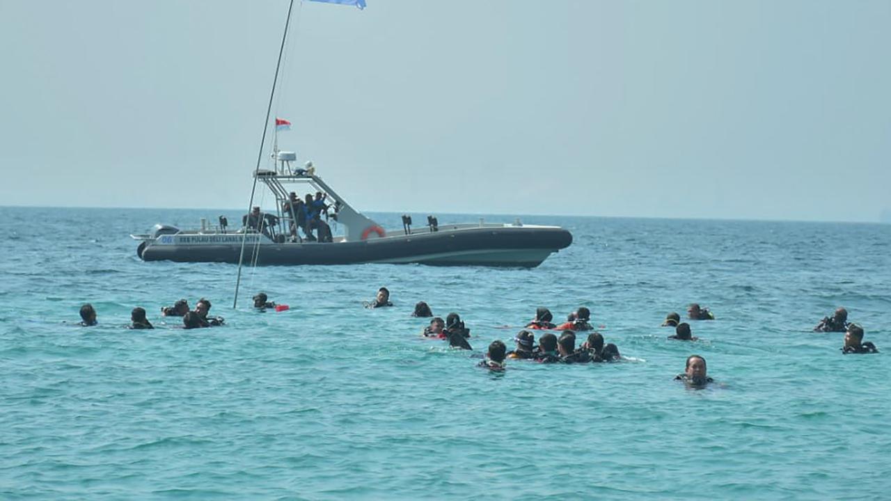 FOTO: Keren! Lanal Banten Kibarkan Merah Putih dari Dasar Laut Pulau Sangiang