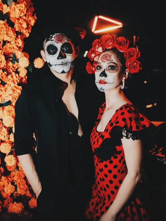 Bunga Citra Lestari (BCL) dan sang suami, Tiko Aryawardhana, memukau dengan penampilan mereka yang elegan dan autentik saat merayakan Halloween dengan tema Dia de los Muertos, sebuah tradisi budaya dari Meksiko.  [@itsmebcl].
