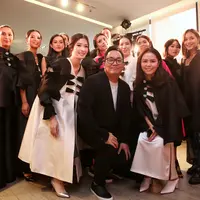 Kabar bahagia datang dari Duma Official yang kembali menghadirkan koleksi terbarunya. Berbeda dari biasanya, kali ini Duma berkolaborasi dengan desainer bridal Yefta Gunawan. (Adrian Putra/Fimela.com)