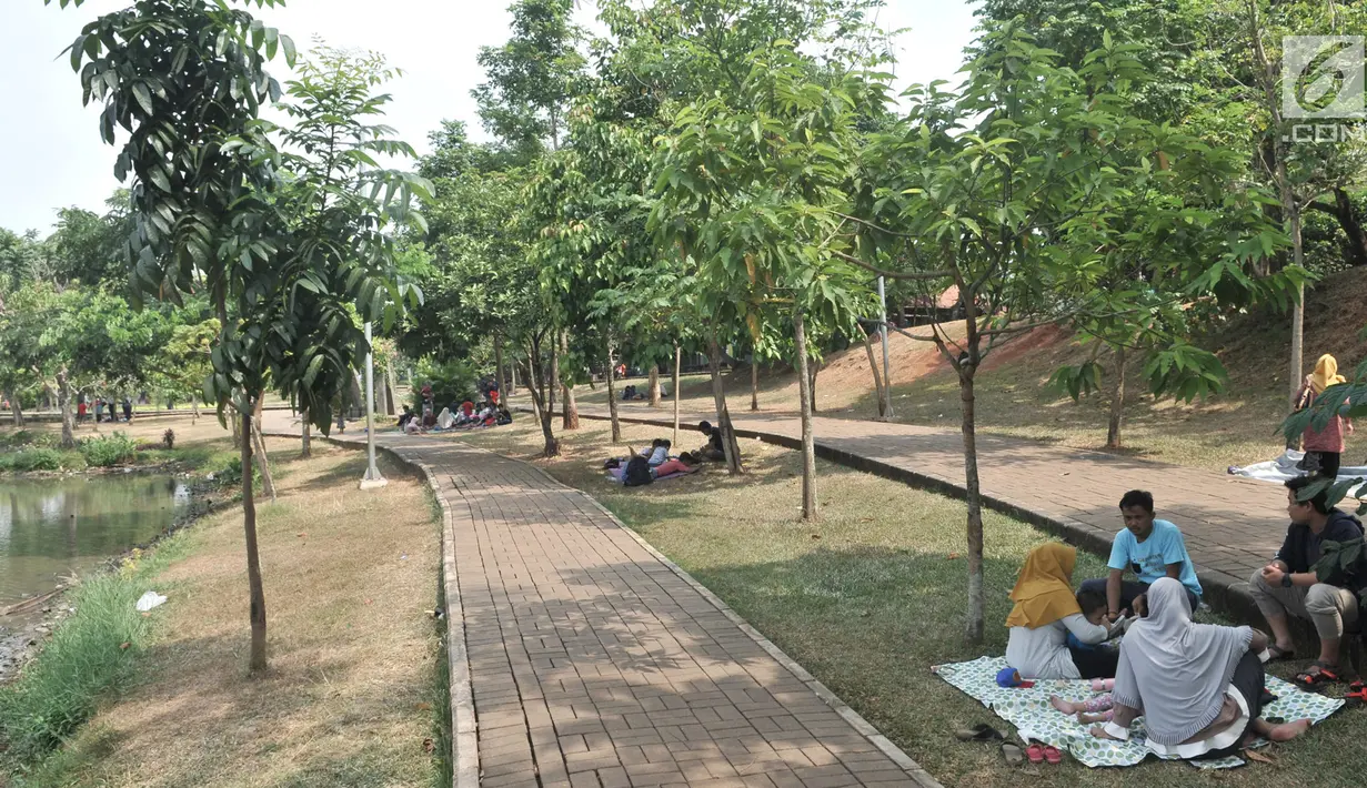 Warga saat bersantai di Taman Cempaka, Cipayung, Jakarta Timur, Minggu (7/7/2019). Taman yang memiliki luas sekitar 64 hektare tersebut menjadi destinasi favorit warga untuk menghabiskan akhir pekan bersama keluarga karena tidak dipungut biaya alias gratis. (merdeka.com/Iqbal S Nugroho)