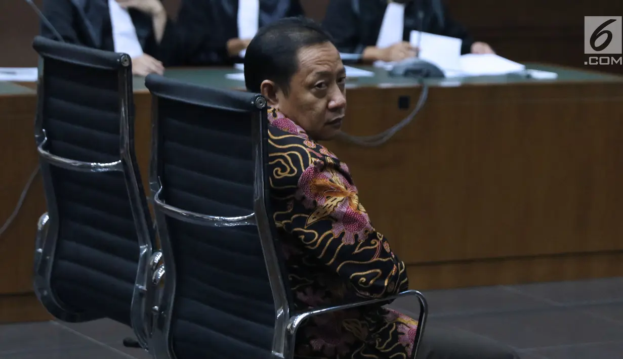 Mantan Bupati Kepulauan Sula Maluku Utara, Ahmad Hidayat Mus saat menjalani sidang perdana di Pengadilan Tipikor, Jakarta, Kamis (22/11). Sidang mendengarkan pembacaan dakwaan dari JPU KPK. (Liputan6.com/Helmi Fithriansyah)