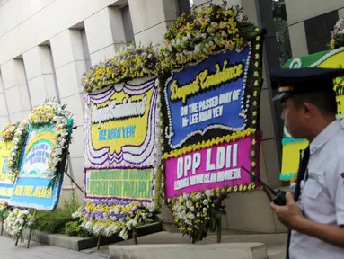 Karangan bunga dari berbagai tokoh dan organisasi di Indonesia berdatangan ke Kedubes Singapura, Jakarta, Rabu (25/3/2015). Karangan bunga tersebut sebagai ungkapan belasungkawa atas meninggalnya Lee Kuan Yew. (Liputan6.com/Helmi Afandi)