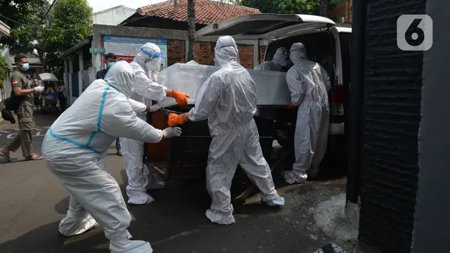 Relawan Evakuasi Jenazah dengan Protokol COVID-19