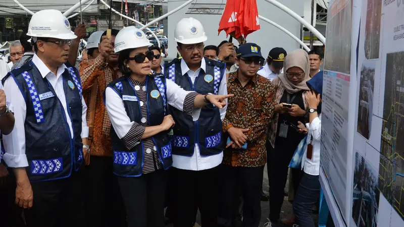 Tiga menteri meninjau proyek kereta rel ganda (double track) kereta api jurusan Medan-Kualanamu.(LIputan6.com/Reza Efendi)