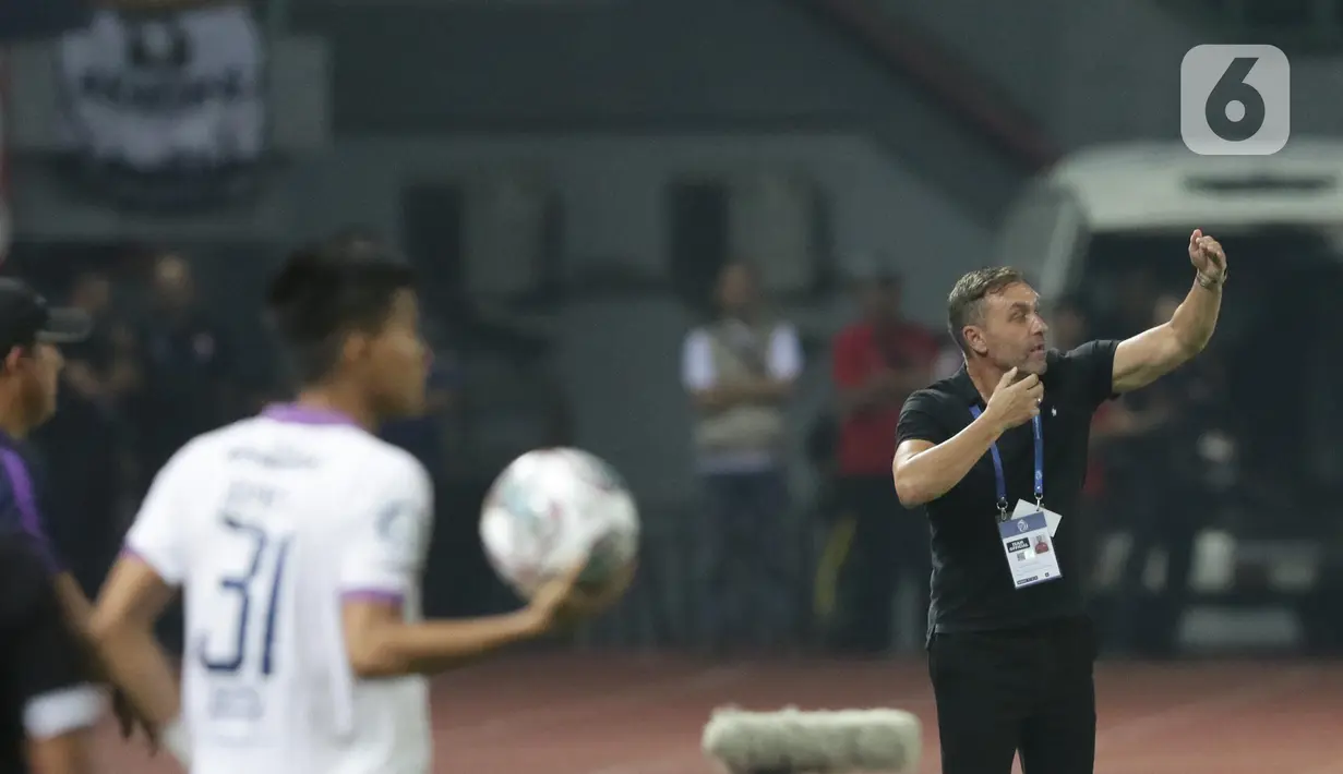 Pelatih Persija, Thomas Jens Uwe Doll (kanan) memberi arahan pada timnya saat melawan Persita pada lanjutan laga BRI Liga 1 Indonesia 2022-2023 di Stadion Patriot Chandrabhaga, Bekasi, Rabu (24/8/2022). Laga dimenangkan Persija lewat gol yang dicetak Abdulla Yusuf Abdulrahim Mohamed Helal lewat titik putih. (Liputan6.com/Helmi Fithriansyah)