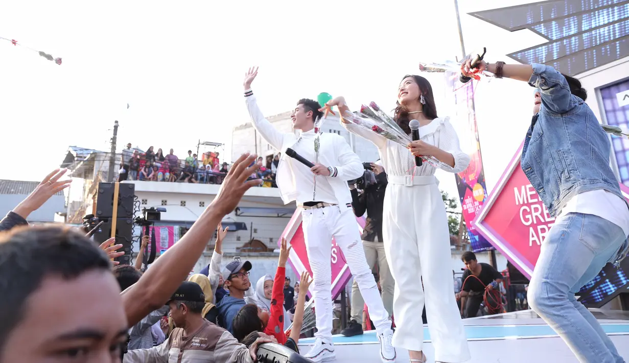 Bintang utama sinetron STJC, Varrel Bramasta dan Natasha Willona tampil kompak mengenakan pakaian putih. Dari atas panggung, para pemeran sinetron ini menyapa penggemarnya membagi-bagikan bunga. (Daniel Kampua/Bintang.com)