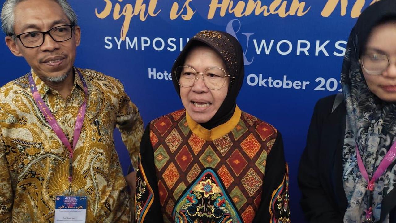 "Kita coba buat alat dan sebagainya. Kemudian melatih anak muda untuk mereka berkarya sesuai fashion. Untuk itu kita bantu komputer yang memiliki teknologi seperti mengubah teks menjadi voice," kata dia.&nbsp;