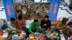 Nyadran tercipta melalui proses akulturasi antara budaya Jawa dengan budaya Islam. (DEVI RAHMAN/AFP)