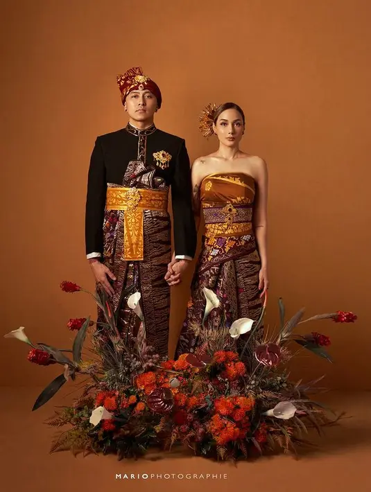 Dipotret oleh fotografer profesional, Mario Ardi, Demian Aditya dan Sara Wijayanto melakukan sesi pemotretan lainnya dengan nuansa Bali. (instagram/mariophotographie)