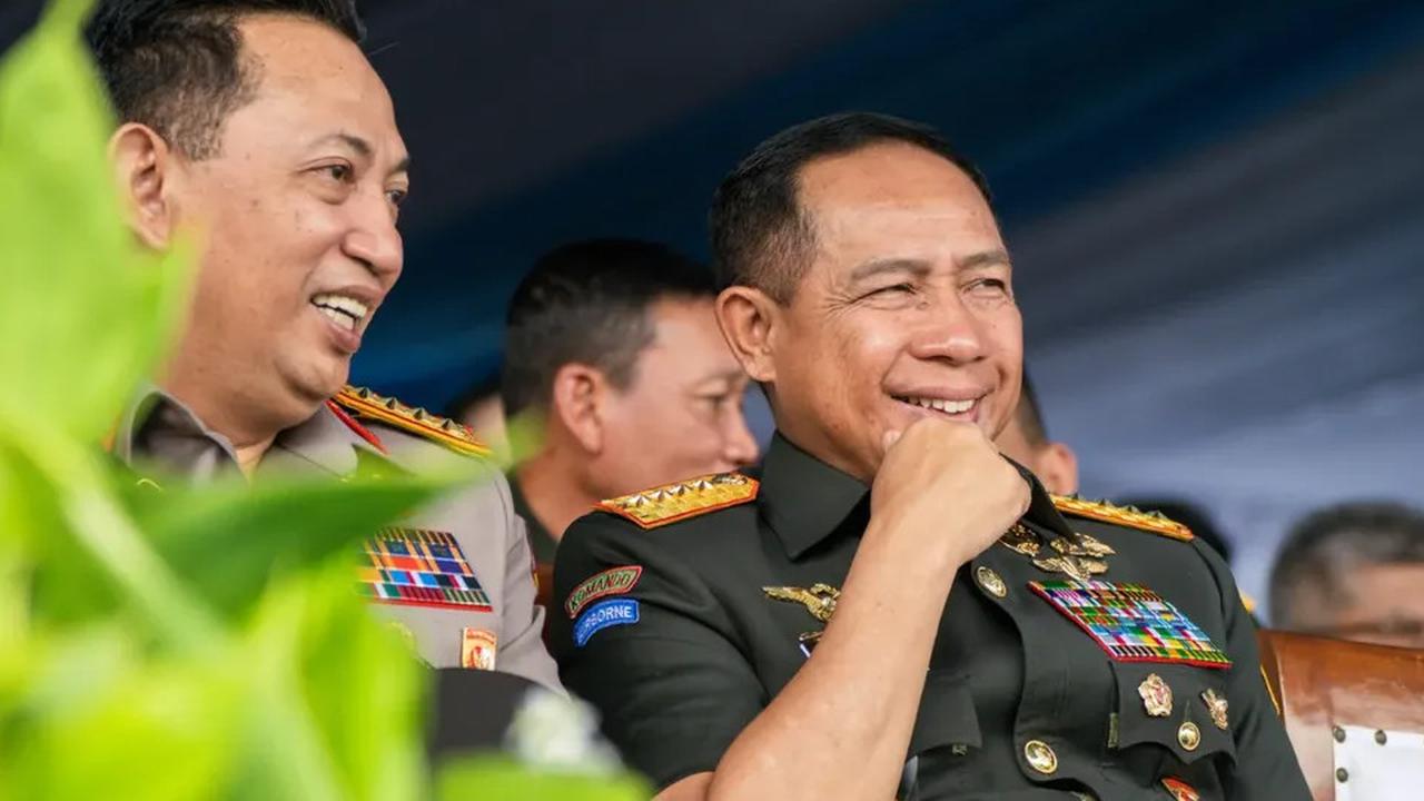 VIDEO: Duet Maut Kapolri & Panglima TNI Nyanyi Lagu "Rumah Kita" God Bless di Unhan