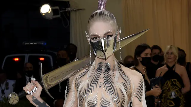 Grimes di Met Gala 2021. (Evan Agostini/Invision/AP)