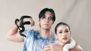 Tanpa ragu, kedua berpose estetik bersama sepasang ular berwarna putih dan hitam polos yang langka [@sandrinna_11]