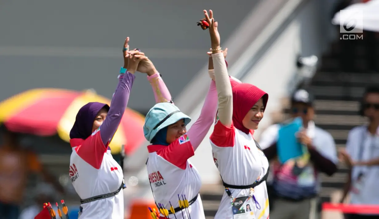 Tim Panahan Putri Indonesia bersiap tampil pada nomor beregu putri recurve SEA Games 2017 di MSN Archery Centre, Kuala Lumpur, Senin (21/8). Indonesia menyabet perak setelah kalah dari Malaysia dengan skor akhir 1-5. (Liputan6.com/Faizal Fanani)