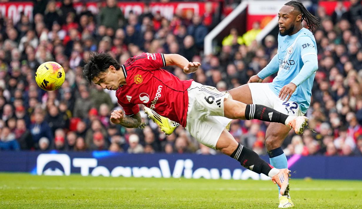 Pertandingan yang bertajuk Derby Manchester tersebut alot sejak wasit meniup peluit tanda sepak mulai. (AP Photo/Dave Thompson)