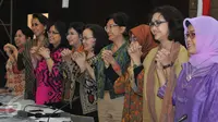 Pansel KPK berpose bersama usai mengumumkan para calon yang mendaftar menjadi pimpinan KPK, Jakarta, Sabtu (4/7/2015). Pansel KPK mengumumankan sebanyak 194 pendaftar yang lolos seleksi tahap awal. (Liputan6.com/Herman Zakharia)