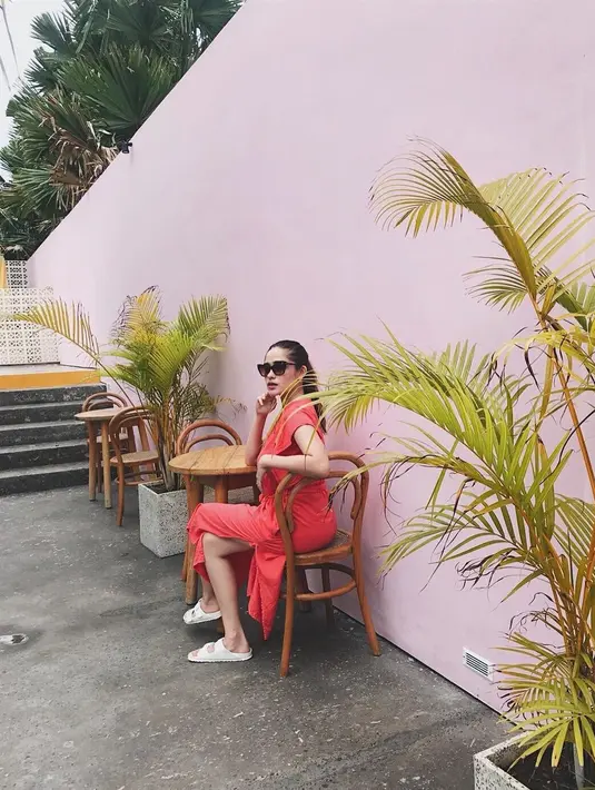 Kali ini Yasmine tidak bersama dengan anak tersayangnya. Terlihat sendirian, Yasmin elegan banget dengan dress merah, sandal putih dan sun glassesnya. Mama kece banget! (Instagram/yaswildblood)
