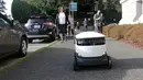 Sebuah robot pengirim barang berjalan di atas trotoar di luar Washington Capitol, Olympia,, 28 Januari 2019. Anggota parlemen sedang mempertimbangkan undang-undang pengaturan yang akan memungkinkan pengiriman robot di pinggir jalan. (AP/Rachel La Corte)