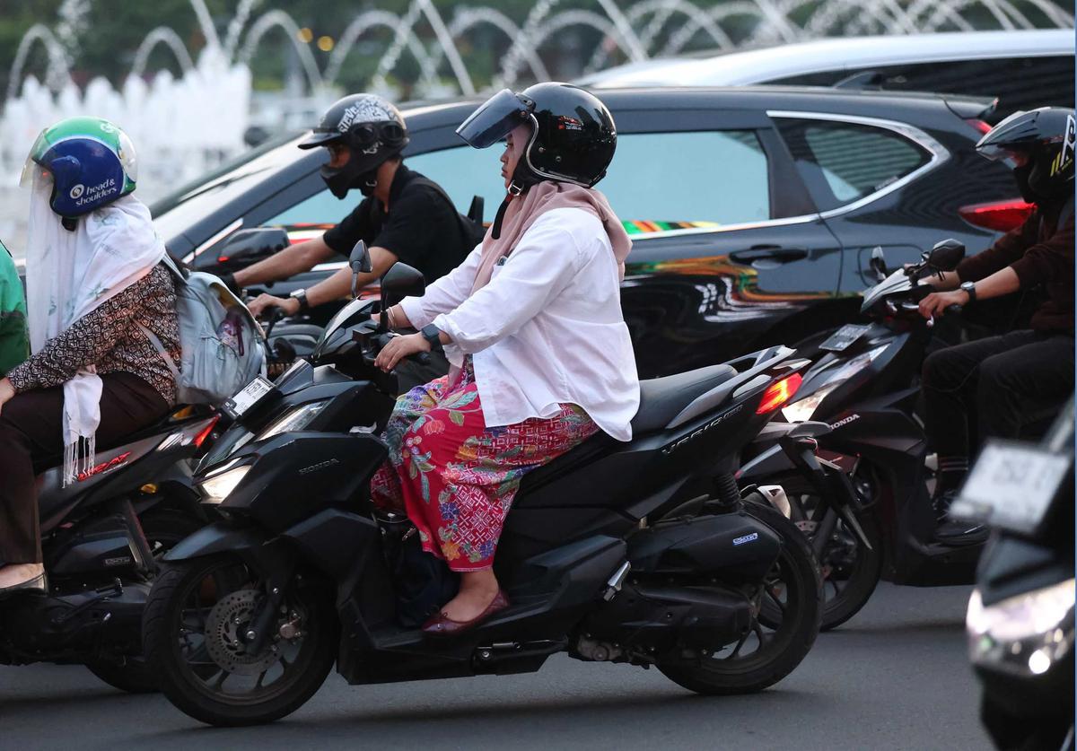 FOTO: Kebaya Warnai Peringatan Hari Kartini di Ruang Publik