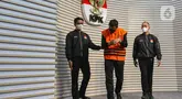 Bupati Sidoarjo Ahmad Muhdlor Ali (tengah) mengenakan rompi orange usai mengikuti konferensi pers penahanannya sebagai tersangka di Gedung Merah Putih Komisi Pemberantasan Korupsi (KPK), Jakarta, Selasa (7/5/2024). (Liputan6.com/Angga Yuniar)