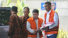 Bupati Kudus Muhammad Tamzil (kanan) dan Umar Ritonga tangan kanan mantan Bupati Labuhanbatu, Pangonal Harahap tiba di Gedung KPK, Jakarta, Rabu (14/8/2019). Tamzil diperiksa terkait kasus suap pengisian jabatan perangkat daerah Kabupaten Kudus tahun 2019. (merdeka.com/Dwi Narwoko)