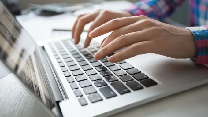 Ilustrasi Seseorang Sedang Menulis Jurnal Ilmiah di Laptop