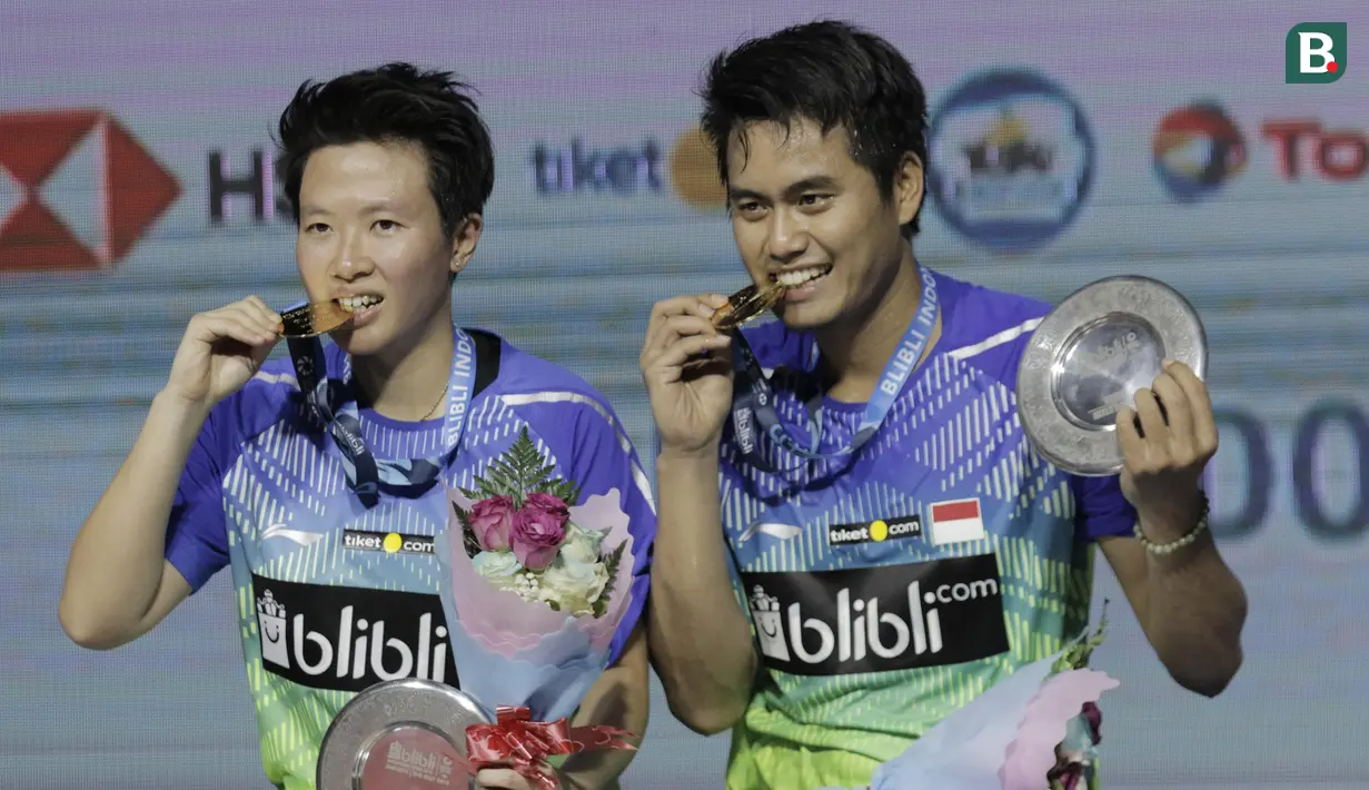 Tontowi Ahmad/Liliyana Natsir merayakan kemenangan atas pasangan Malaysia, Chan Peng Soon/Goh Liu Ying pada final Indonesia Open 2018 di Istora Senayan, Jakarta, Minggu, (8/6/2018). Tontowi/Liliyana menang 21-17, 21-8. (Bola.com/M Iqbal Ichsan)