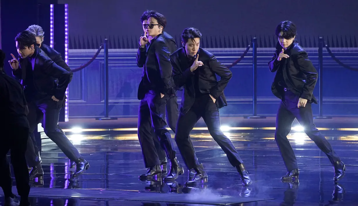 BTS tampil pada ajang Grammy Awards 2022 di Las Vegas, Amerika Serikat, 3 April 2022. BTS tampil membawakan Butter yang dilengkapi dengan aksi teatrikal. (AP Photo/Chris Pizzello)