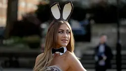 Pose Bunny Penny saat melakukan sesi pemotretan untuk mempromosikan Playboy Club London ini "Adult Only" berburu telur Paskah yang berlangsung di London Kamis depan 13 April di sebelah Marble Arch tengara di London, (6/4). (AP Photo/Matt Dunham)