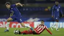 Bek Chelsea, Marcos Alonso bersaing dengan penyerang Atletico Madrid, Angel Correa pada leg kedua 16 besar Liga Champions di Stadion Stamford Bridge, Inggris, Kamis dinihari WIB (18/3/2021). Chelsea akhirnya lolos ke perempat final setelah mengalahkan Atletico Madrid 2-0. (AP Photo/Matt Dunham)