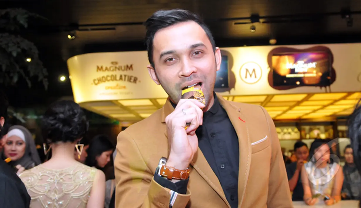 Teuku Zacky saat menghadiri `Thank Goodness It’s Weekend Party` yang berlangsung di Magnum Cafe, Grand Indonesia, pada Jumat (6/2/2015).(Liputan6.com/Panji Diksana)