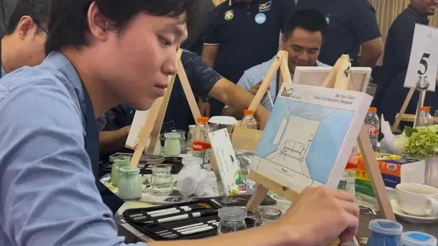 Peserta Dulux Colour Workshop sedang mencoba padu padan warna