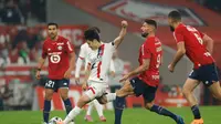 Olivier Giroud coba menganggu Lee Kang-in di laga&nbsp;Lille vs PSG di Stade Pierre-Mauroy di pekan ke tujuh Ligue 1 2025/2026, Senin (06/10/2025). (AP Photo/Jean-Francois Badias)