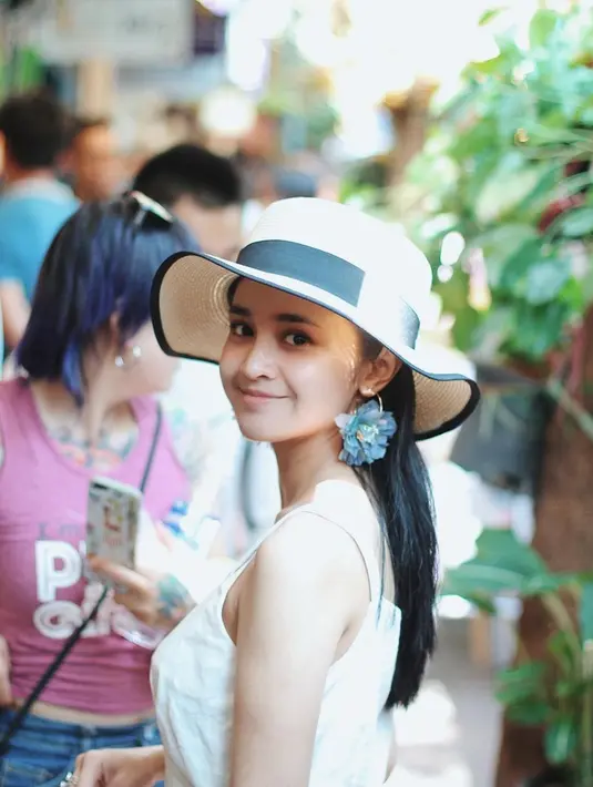 Wanita kelahiran 20 Januari 1995 ini juga pandai memadupadankan busana putih dengan aksesoris tambahan. Seperti kali ini dress putih yang dipadukan dengan topi berwarna krem, serta anting bunga yang membuatnya makin anggun. 
 (Liputan6.com/IG/@michelleziu)