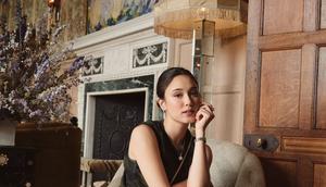 Di balik apron tersebut, Yasmin Napper kenakan sleeveless checkered long dress berbahan wol. Dipadu dengan boots tinggi dan sling bag putih [@yasminnaper]