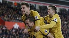 Para pemain Tottenham merayakan gol yang dicetak Harry Kane ke gawang Southampton pada laga Premier League, Inggris, Kamis (29/12/2016). Tottenham menang 4-1 atas Southampton. (Reuters/Matthew Childs)