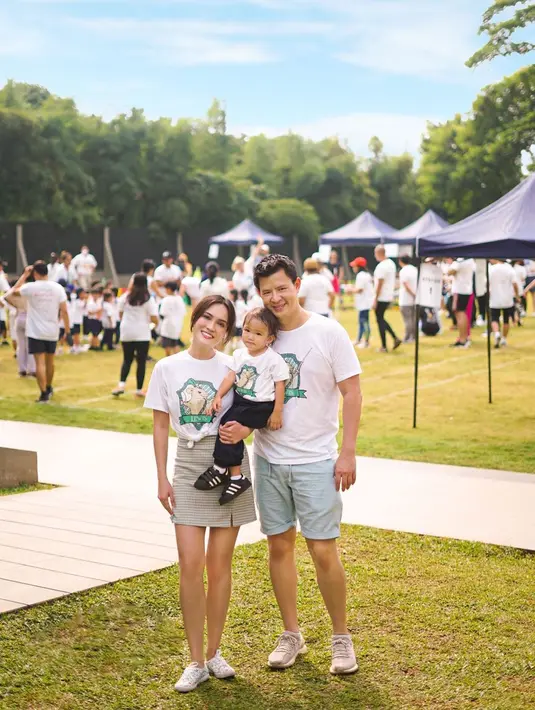 Kali ini, Shandy tampil kasual memadukan printed t-shirt berwarna putih dan pencil skirt motif kotak-kotak plus sneakers putih.  (Instagram/shandyaulia).