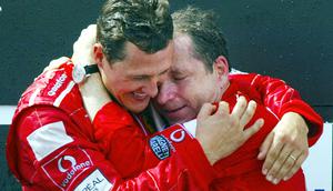 Pembalap Ferrari, Michael Schumacher (kiri) mendapatkan ucapan selamat dari Direktur Olahraga Prancis Jean Todt di podium setelah menjuarai Grand Formula 1 GP Prancis di Sirkuit Magny-Cours, 21 Juli 2002. (AFP/Patrick Hertzog)