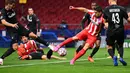 Penyerang Atletico Madrid, Luis Suarez, berebut bola dengan bek Salzburg, Maximilian Woeber, pada laga Liga Champions 2020/2021 di Estadio Wanda Metropolitano, Rabu (28/10/2020) dini hari WIB. Atletico Madrid menang 3-2 atas Salzburg. (AFP/Gabriel Bouys)